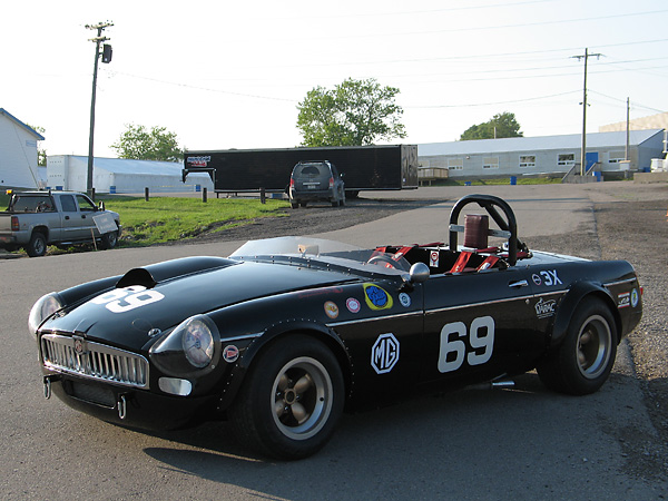 Al Pease's MGB had rear fender flares from its first race in 1963. Front flares were added for the 1964 season.