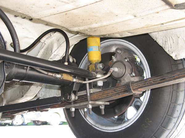 Semi-elliptic leafsprings have been clamped tightly to the axle.