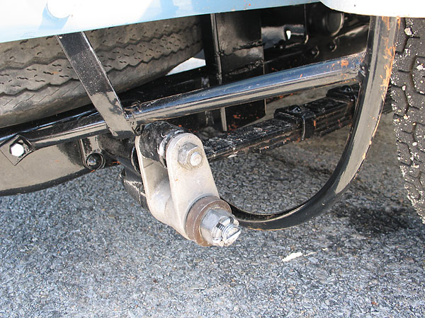 Rear leaf springs are on inverted shackles, and are underslung in relation to the axle.