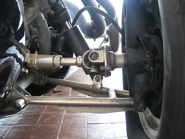 Although the T45 rear suspension featured many improvements, it still didn't include upper wishbones.