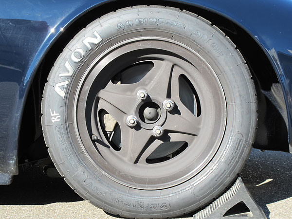 Four-spoke magnesium wheels (13x6).