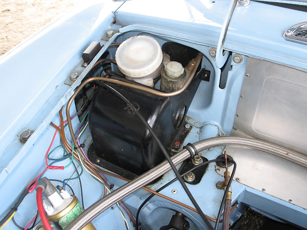 Later model MGB dual-circuit master cylinder.