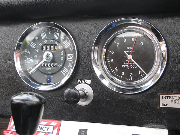 Smiths chronometric tachometer (driven mechanically from the camshaft).