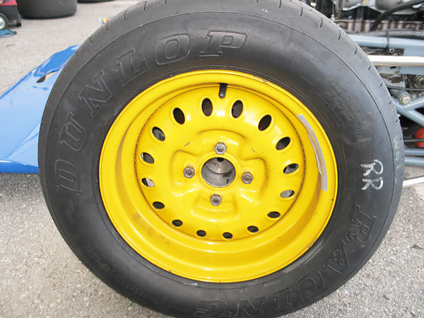 Dunlop Racing Formula Ford tires (135/545-13 CR82 front, 165/580-13 CR82 rear).