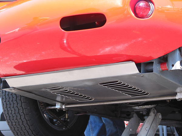 Neat louvered tray under the fuel cell.