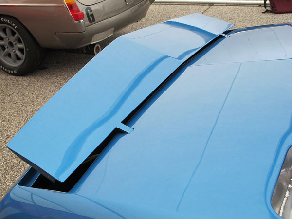 The rear spoiler is tuneable for specific race tracks.