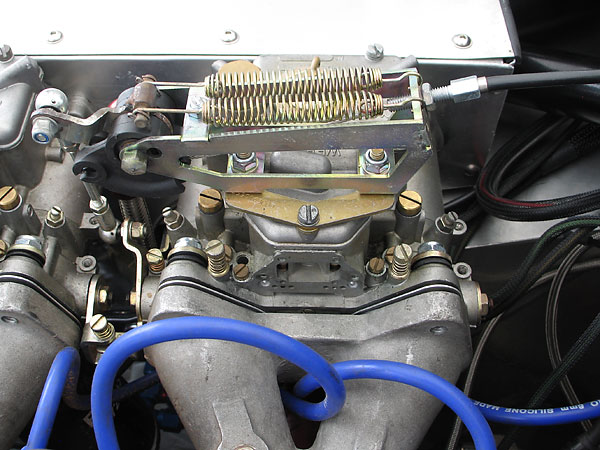 (Throttle linkage.)