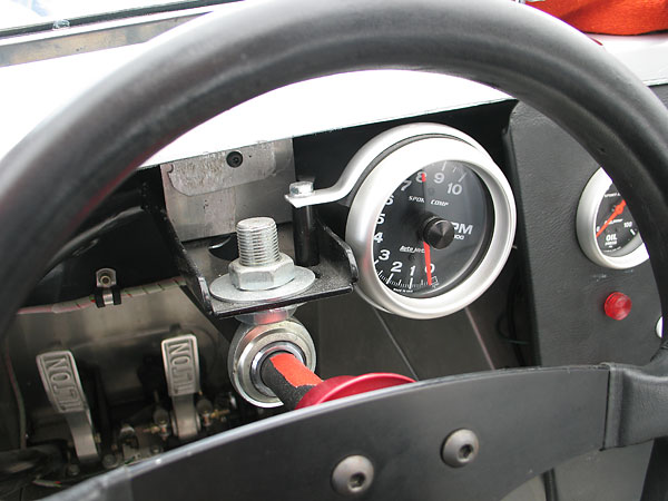 AutoMeter Sport-Comp tachometer (0-10,000rpm).