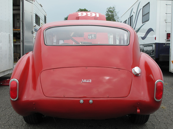 Common oval semi-trailer stop/turn/tail lamps.