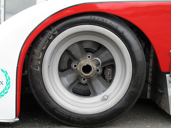 Chevron magnesium wheels (13x10 front, 13x14 rear).