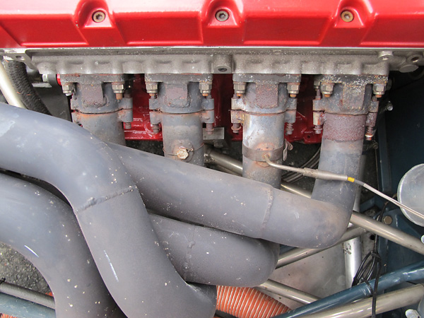 Spring-loaded slip joints on all four exhaust pipes just outboard of the flanges.