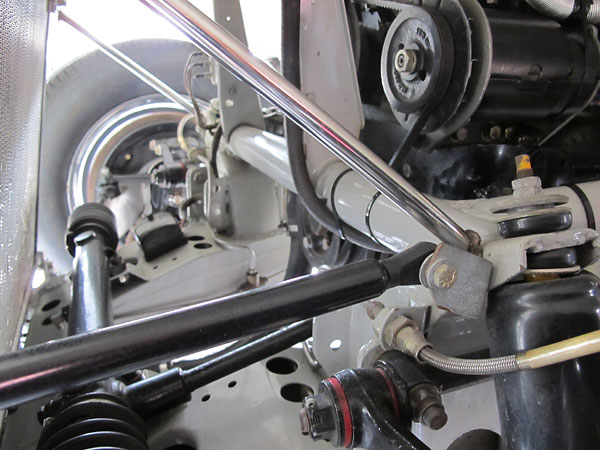 Hansgen used an MG TD steering rack instead of the Jaguar's original steering box.