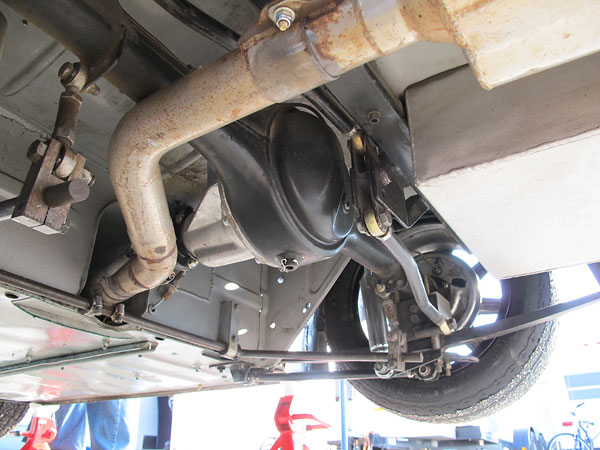 Three link rear suspension utilizing leafsprings, plus Watt's linkage to restrain side-to-side movement.