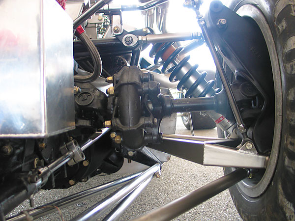The lower radius rods aren't mounted at the same height as the lower control arms.