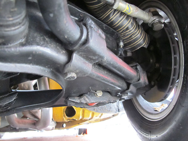 At its outer ends, the Tiger anti-sway bar follows the contours of the lower control arms.