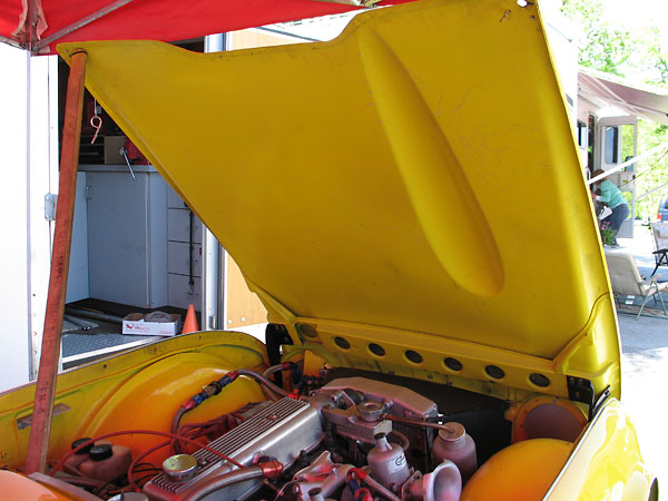 Somewhat lightened bonnet: a longitudinal reinforcement has been removed on the driver's side.