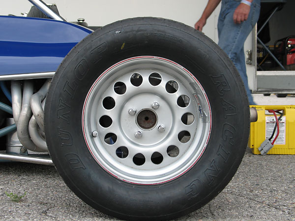 Dunlop Racing Formula Ford tires (135/545-13 CR82 front, 165/580-13 CR82 rear).