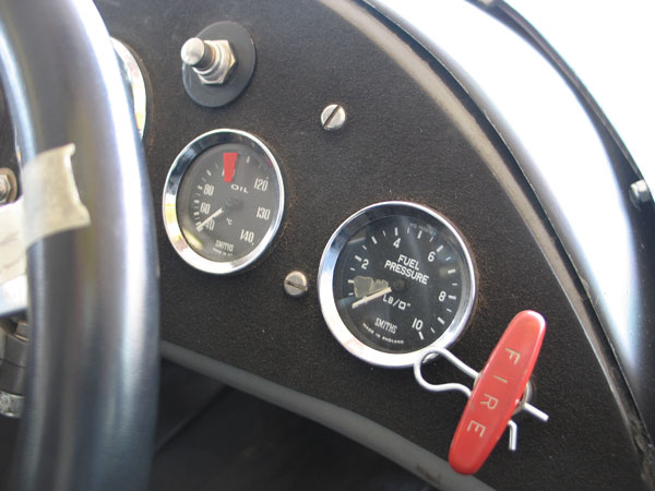 Smiths oil temperature gauge (40-140C), and Smiths fuel pressure gauge (0-10psi).