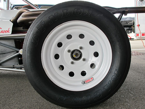 Dunlop Racing Formula Ford tires (135/545-13 CR82 front, 165/580-13 CR82 rear).