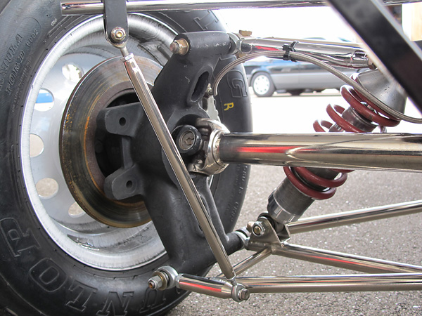 Alexis cast magnesium rear uprights (i.e. hub carriers) are interchangeable from left to right.