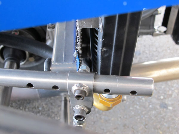 Adjustable (5-position) tubular anti-sway bar.