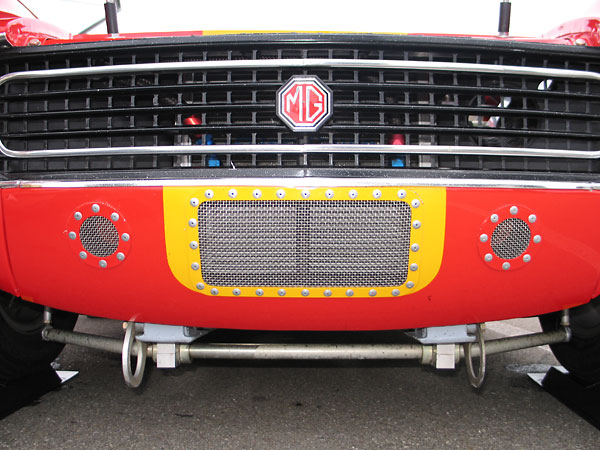 Oil cooler and brake cooling duct grilles in the front apron.