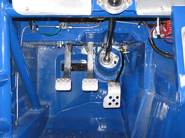 The steering column is mounted on two pillow blocks.
