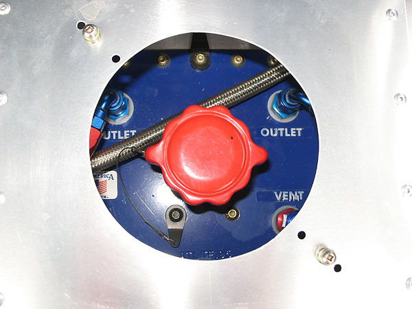 The lid is retained by a Dzus 1500 Series sliding latch and bushing.