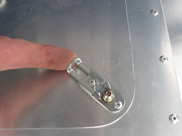 This photo shows how the Dzus 1500 Series sliding latch mechanism works.