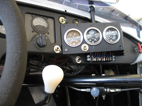 Below the roll cage tube you can see the SSBC (Stainless Steel Brakes Corp.) brake bias valve.