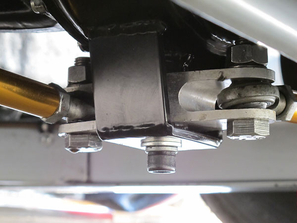 The Watt's link pivots on a vertical pin, below and attached to the axle.