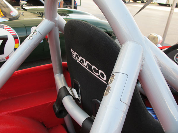 Removeable rearward roll-cage braces.