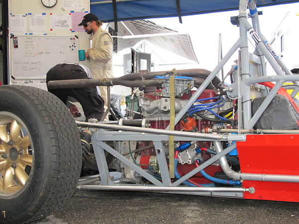 Long upper and lower trailing links were a unbiquitous feature of British open-wheel racecars.