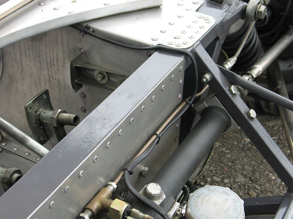 Easily adjustable dead pedal for the driver's clutch foot.