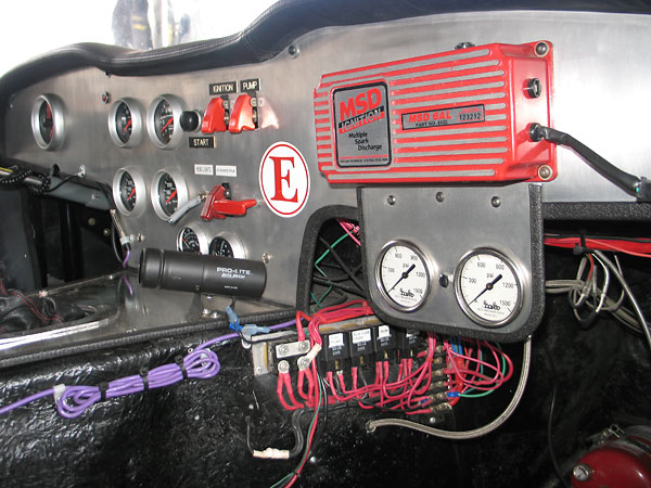 Mico brake pressure (0-1500psi) gauges.