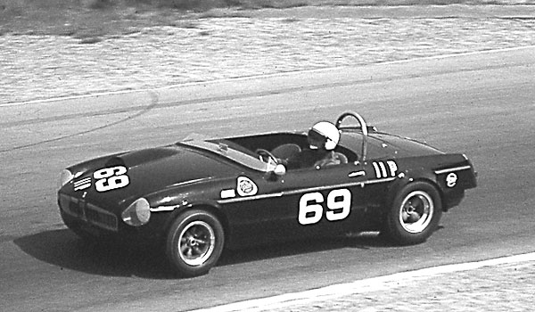 Mosport 1964: the earlier hood bulge has been replaced with a whopping big air scoop.