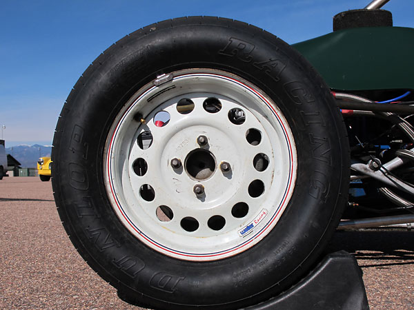 Dunlop Racing tires (135/545-13 front, 165/580-13 rear, CR82 tread).