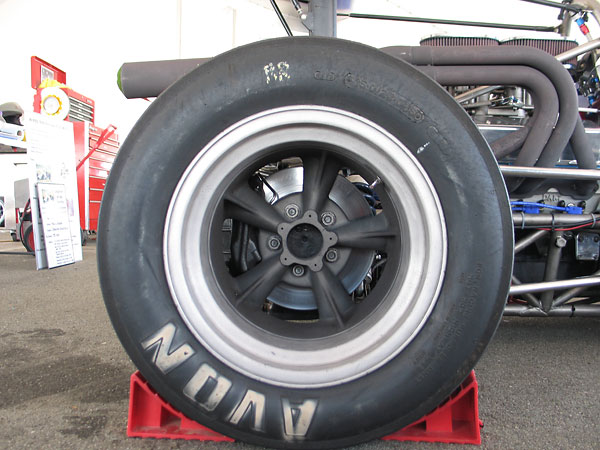 Avon tires (10.5x23.0x15 front, 15.0x26.0x15.0 rear).