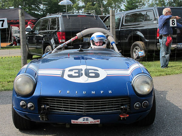 Classic Triumph livery: the transverse racing stripe evokes a finish-line ribbon.