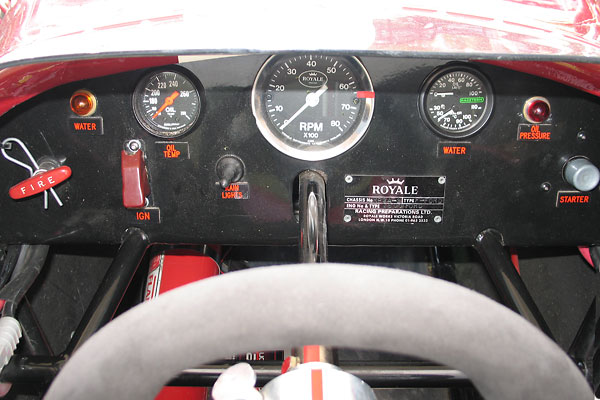 AutoMeter oil temp (140-280F) gauge. Racetech dual oil pressure (0-100psi) and coolant temp (30-110C) gauges.