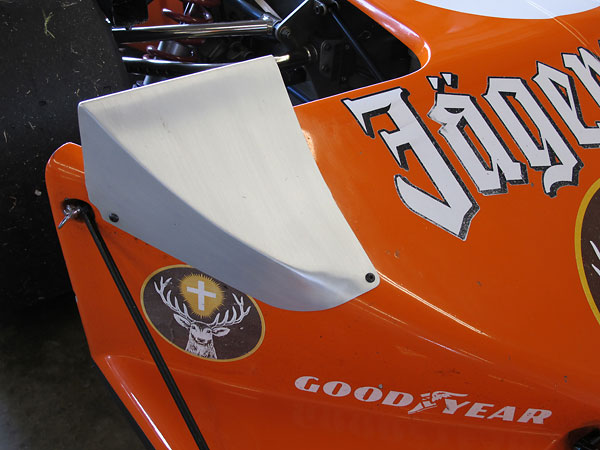 Fixed-height aluminum extensions on the nose act as fairings for the front tires.