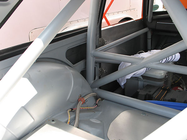 Passenger-side rollcage details.