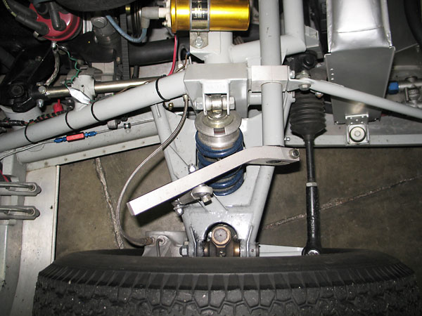 Custom-fitted Schroeder Racing Products adjustable anti-sway bar.