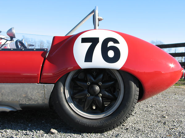 Dunlop Racing 204 tires (4.50L-15 front, 5.00L-15 rear).