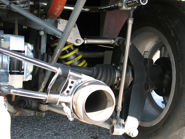 Impressive shock-mounted muffler bracket.