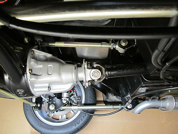 Lower links and Panhard rod are level when seats are occupied.