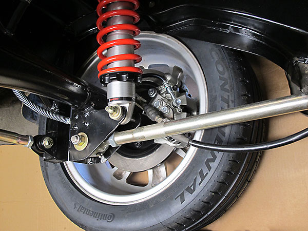 Floating bushings for Panhard rod and lower shock absorber mounts.